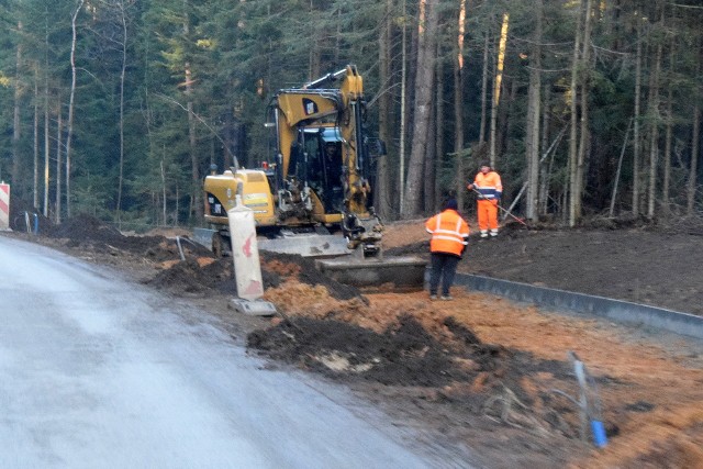 Trwa budowa I etapu ścieżki  rowerowej  Kielce Zagnańsk, rowerzyści będą mogli jeździć bezpiecznie.