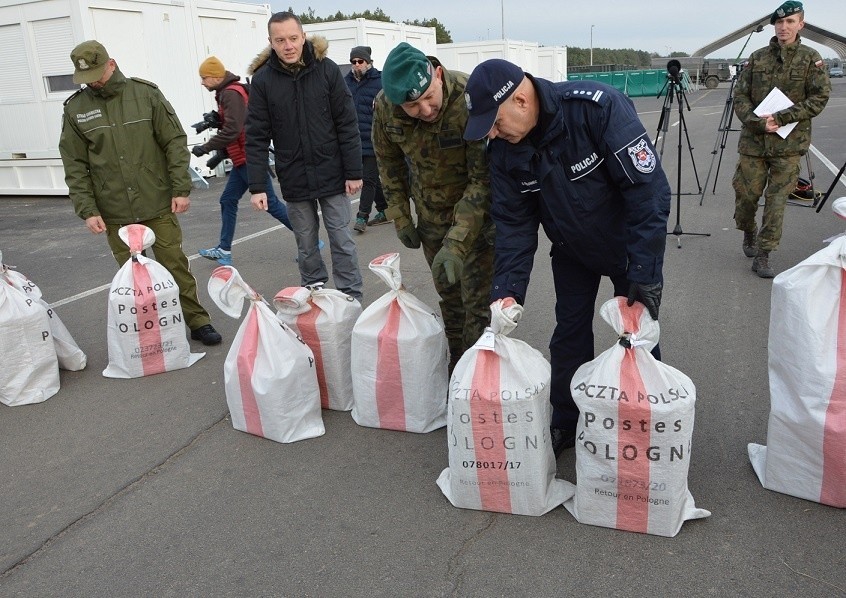 Akcja #MuremZaPolskimMundurem w Białej Podlaskiej. Jakie pozdrowienia za pośrednictwem poczty trafiły do funkcjonariuszy na granicy?