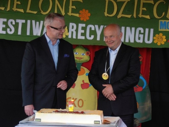 Wójt Gminy Morawica Marian Buras oraz prezes Krytej pływalni Koral Wojciech Ostrowski zgasili świeczkę z urodzinowego tortu Koralu.