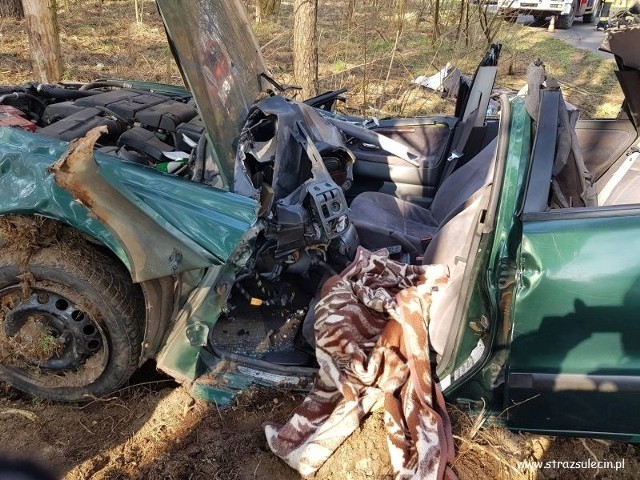 Do wypadku doszło 8 kwietnia na trasie z Boczowa do Lubina w powiecie sulęcińskim. Osobowe volvo wypadło z drogi i z dużą siłą uderzyło w drzewo. Siła uderzenia była na tyle duża, że strażacy musieli użyć specjalistycznego sprzętu, aby wydobyć kierowcę z roztrzaskanego wraku. - Do wypadku doszło na łuku drogi. Samochód wypadł na pobocze i tam bokiem uderzył o drzewo. Ranny został kierowca - mówi Klaudia Richter, oficer prasowy Komendy Powiatowej Policji w Sulęcinie. Obrażenia kierowcy były na tyle poważne, że na miejsce wezwano śmigłowiec Lotniczego Pogotowia Ratunkowego. 19-latek, który siedział za kierownicą, został przetransportowany do szpitala m. in. z poważnymi obrażeniami kończyn dolnych.Ze wstępnych ustaleń policji wynika, że przyczyną wypadku była zbyt duża prędkość. W akcji uczestniczyły dwa zastępy strażaków ochotników z Gądkowa Wielkiego oraz Boczowa oraz jeden zastęp Państwowej Straży Pożarnej z Sulęcina.Zdjęcia z wypadków publikujemy dzięki uprzejmości strażaków z PSP Sulęcin.Autor: oprac. (pik)POLECAMY ODCINKI "KRYMINALNEGO CZWARTKU":