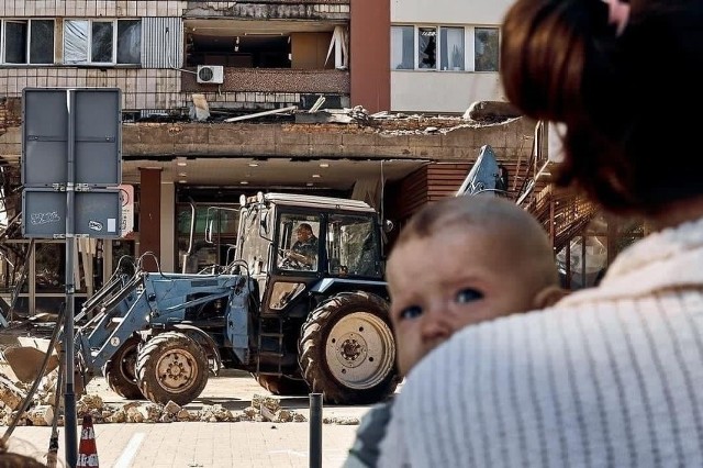 W trakcie rosyjskiej inwazji na Ukrainę Rosjanie nielegalnie wywożą niepełnoletnich. Niektóre dzieci są oddawane do adopcji