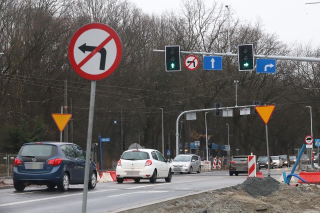 Na nowo otwartej Alei Wielkiej Wyspy nie można skręcić w lewo w ul. Dembowskiego oraz ul. Mickiewicza. Brakuje także zjazdów na ul. Krakowską w stronę Księża oraz na ul. Międzyrzecką.