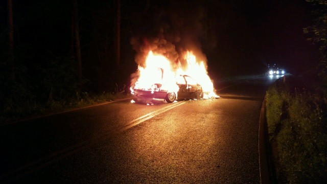 Nagle nadjechało rozpędzone BMW, które uderzyło w audi. Samochód spłonął doszczętnie.