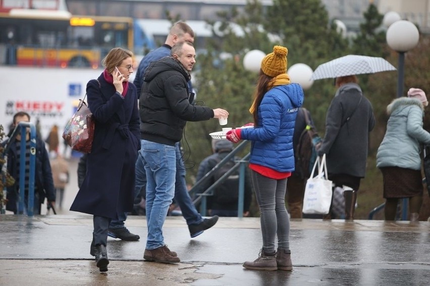 Rozgrzewająca herbata pod Pałacem Kultury i Nauki. Tak Małopolska promowała się w Warszawie