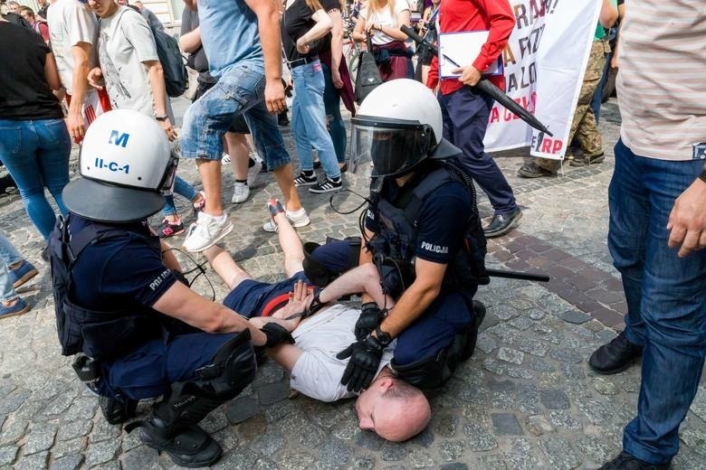 Białystok. Eksces na marszu równości umorzony. Sąd rozpatrzy zażalenie na decyzję prokuratury (zdjęcia)