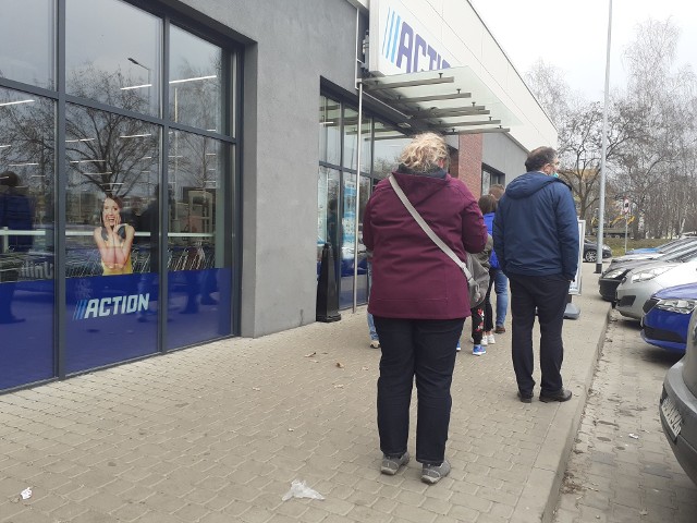 Kolejka do sklepu w Sosnowcu-Zagórzu Zobacz kolejne zdjęcia. Przesuwaj zdjęcia w prawo - naciśnij strzałkę lub przycisk NASTĘPNE >>>
