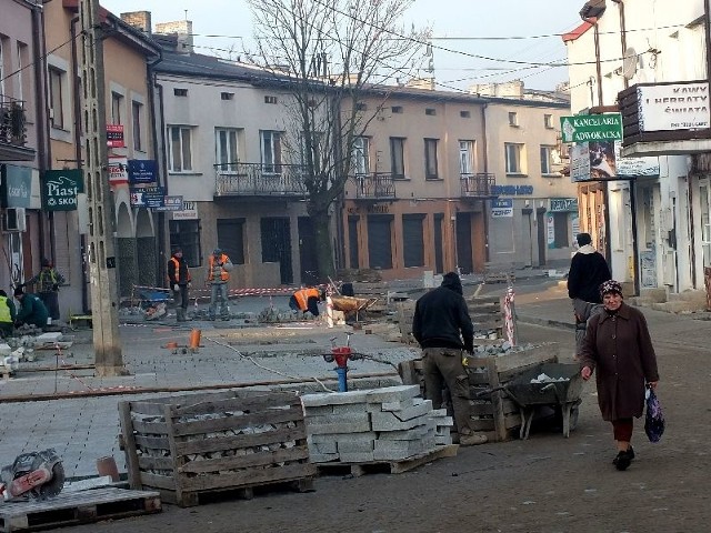 Pracownicy Pochbudu kończą układanie kostki brukowej na rogu ulic Krótkiej i Niskiej. Odbiór zaplanowano na 17 grudnia.