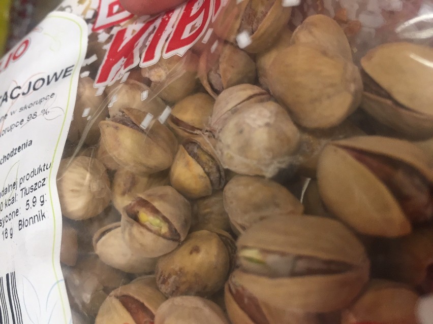 Pistacje w promocji, a w środku zielone robactwo. Sieć Auchan przeprasza klientów