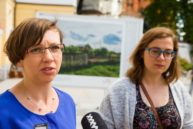 Zdjęcia na wystawę i prezentację przekazała Agnieszka Kaniewska (z prawej), które koordynuje całym przedsięwzięciem. Tuż obok na zdjęciu Magdalena Tuchlińska, autorka wystawy.