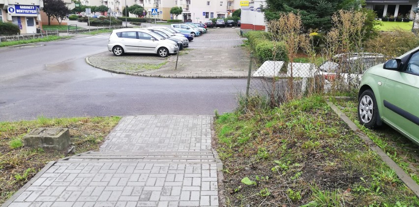 Na Majowym jest parking i nowy chodnik. Barierą pozostają schody 