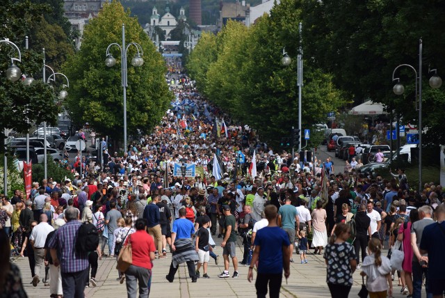 Częstochowa w czasie szczytu pielgrzymkowego. Zobacz kolejne zdjęcia. Przesuwaj zdjęcia w prawo - naciśnij strzałkę lub przycisk NASTĘPNE