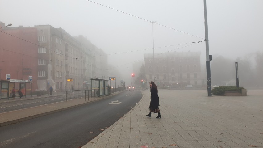 Gęsta mgła nad Łodzią. Łodzianie bądźcie ostrożni na drogach