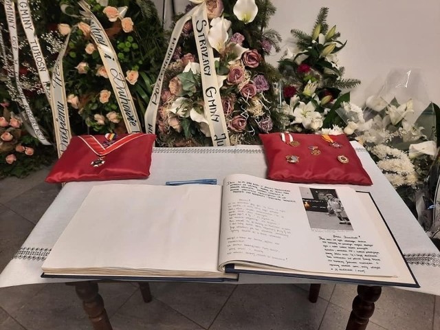 Prezes OSP Szerenosy został pochowany 20 kwietnia. Uroczystości pogrzebowe, z wszystkimi honorami, odbyły się w kościele parafialnym w Turośni Kościelnej.