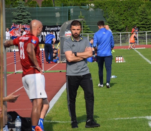 Rafał Wójcik, trener Wisły Sandomierz ma nad czym myśleć przed sobotnim meczem z Chełmianką Chełm.