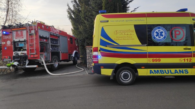 Do pożaru doszło w środę po godz. 13.30 w Trzcianie koło Rzeszowa.- Ogniem objęte było pomieszczenie gospodarcze pod schodami wejściowymi do domu. Strażacy zajęli się również osobami, które podtruły się dymem. Strażacy wynieśli spalone rzeczy, dokładnie przelali pogorzelisko i przewietrzyli mieszkanie. Domownicy zostali przebadani przez ratowników medycznych i pozostali na miejscu - relacjonują ochotnicy z OSP Świlcza.Na miejscu pracowali strażacy z PSP Rzeszów, PSP Mielec, OSP Trzciana, OSP Świlcza. Obecne było pogotowie ratunkowe, pogotowie energetyczne i policja.Zobacz też: Pożar osobowego audi na ul. Przekopanej w Przemyślu