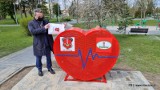 W Staszowie stanęły czerwone serca. Można do nich wrzucać nakrętki i pomagać potrzebującym (ZDJĘCIA)