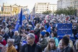 Tłumy na placu Wolności w Poznaniu. Demonstracja "Szlaban dla PiS. Zostajemy w Europie"