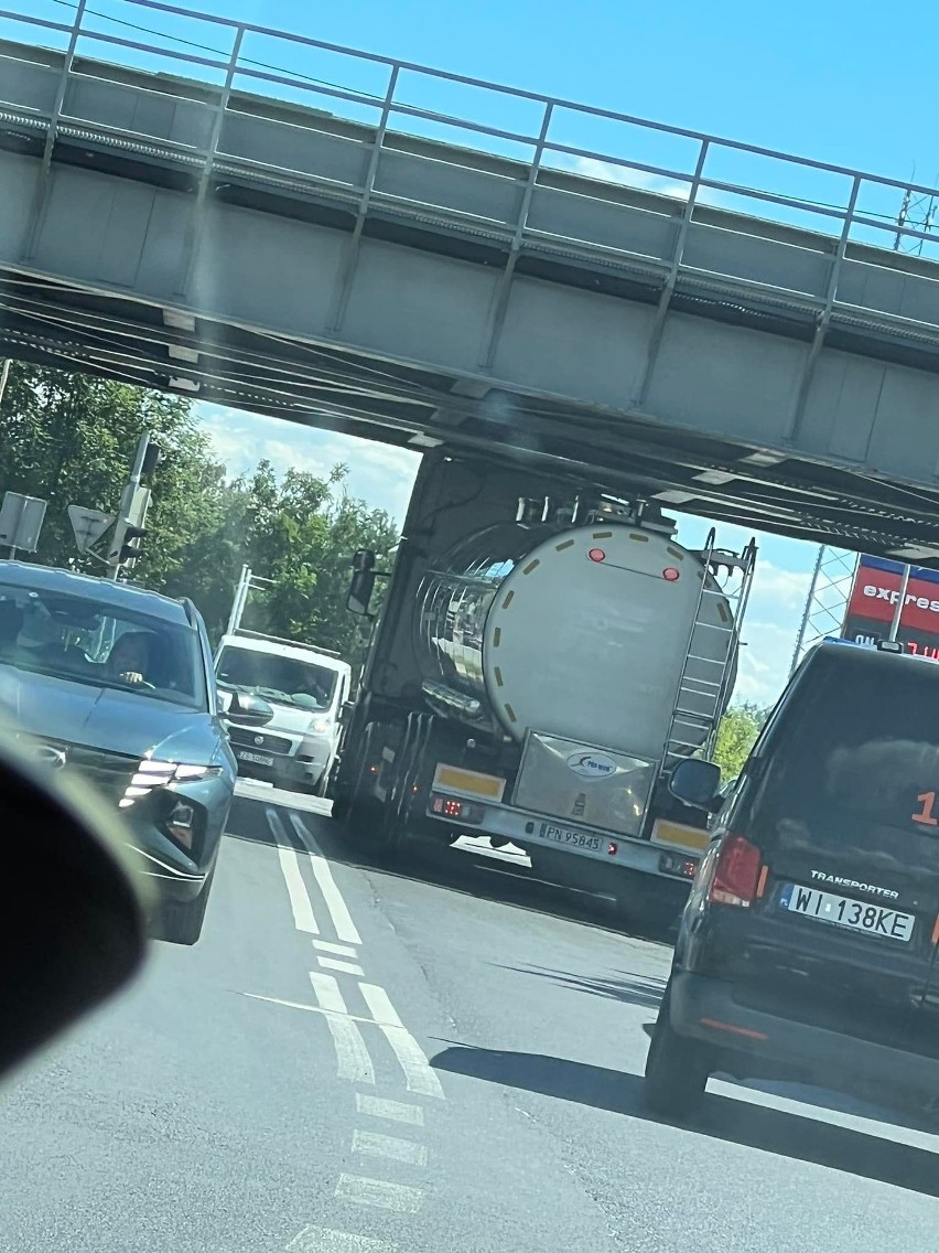 Pod wiaduktem na ulicy Dąbrowskiego w Szczecinie utknęła cysterna. Uwaga na utrudnienia! 