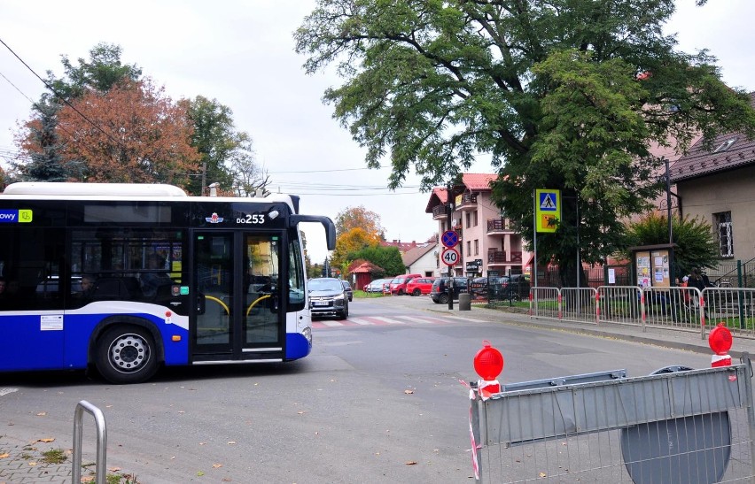 Autobusy w Krakowie są niebieskie.