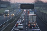 Korek na autostradzie A4 pod Wrocławiem. 15 km zatoru, kierowcy stoją przez drogowców
