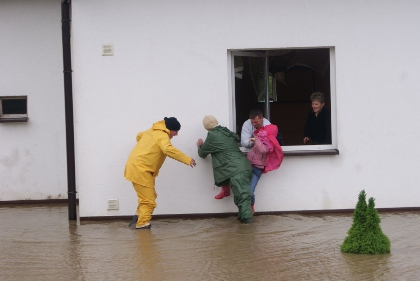 Archiwalne zdjęcia z powoidzi 2010 na Raciborszczyźnie. Czy...