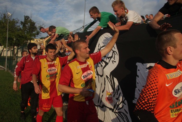 Fani Chojniczanki mogli świętować zwycięstwo z piłkarzami.