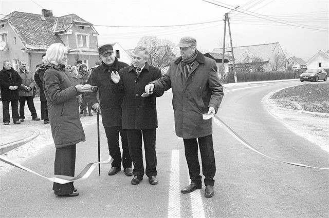 Uroczystego przecięcia wstęgi dokonał m.in. burmistrz Otmuchowa Jan Woźniak (pierwszy z prawej). (fot. Klaudia Bochenek)