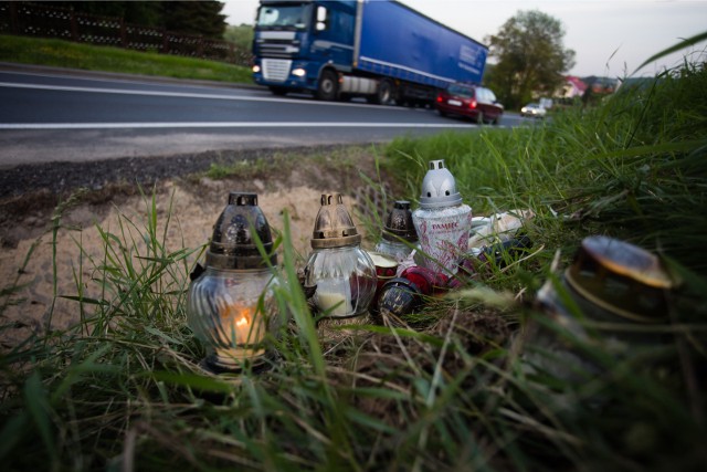 15.05.2015 michalowice krakowmiejsce gdzie zginela poracona przez tira dziewczynka 12 - letnia julianz fot. andrzej banas / gazeta krakowska  *** local caption ***                                                                          `                                                                                                                                                                                                                                                                                                         `                                                                                                                                                                                                                                                                                                         `                                                                                                                                                                                                                                                                                                         `                                                                                                                                                                                                                                                                                                         `