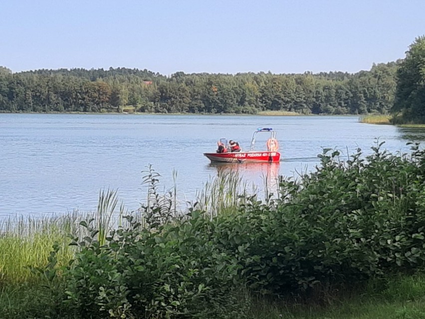 Nad jeziorem Jeleń trwają poszukiwania zaginionej osoby....
