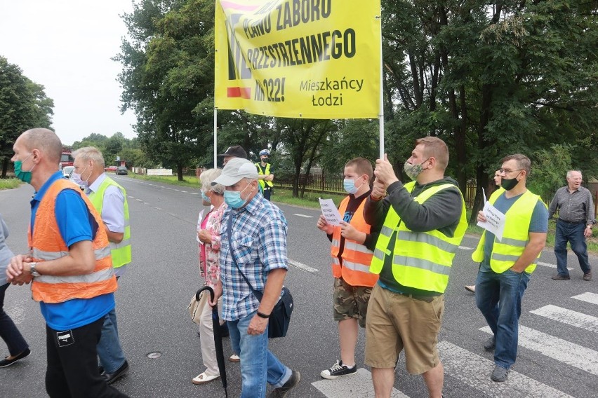 Blokowali ulicę Strykowską w Łodzi. Protest mieszkańców przeciw zmianom w planie zagospodarowania: nie chcą zamiany ich działek na rolnicze