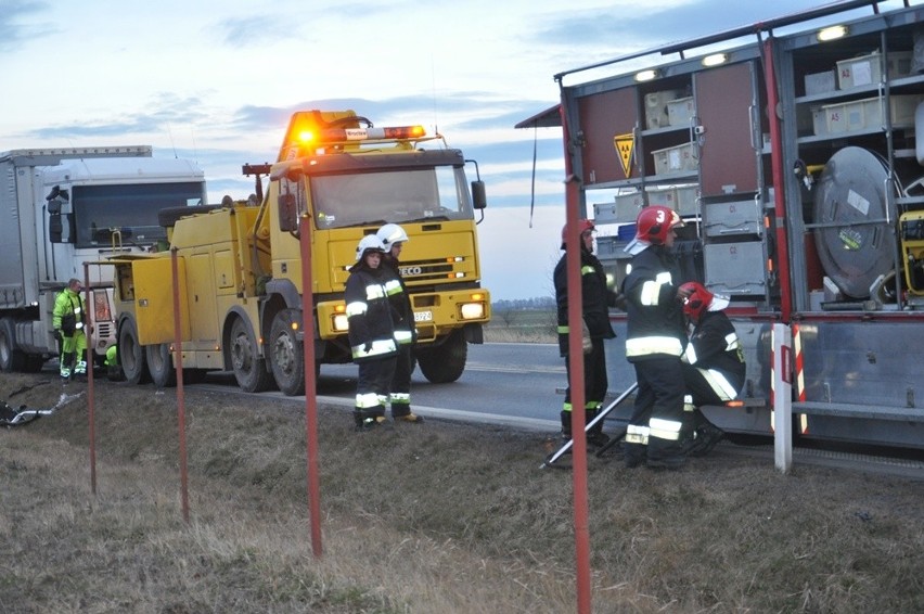 Wypadek pod Osiekiem. Zderzyły się dwa tiry i auto osobowe (ZDJĘCIA)