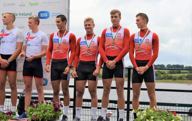 Polska czwórka podwójna z Bartoszem Bartkowski w składzie po dekoracji brązowymi medalami podczas międzynarodowych regat Coupe de la Jeunesse w Cork (Irlandia), zwanymi Pucharem Młodzieży