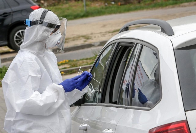 30.04.2020 gdansk. parking nieopodal pomorskiego parku naukowo technologicznego. drive thru - mobilny pobor testow na covid-19 wykonywany przez  prywatne laboratorium medyczne invicta. fot. karolina misztal / polska press/dziennik baltycki