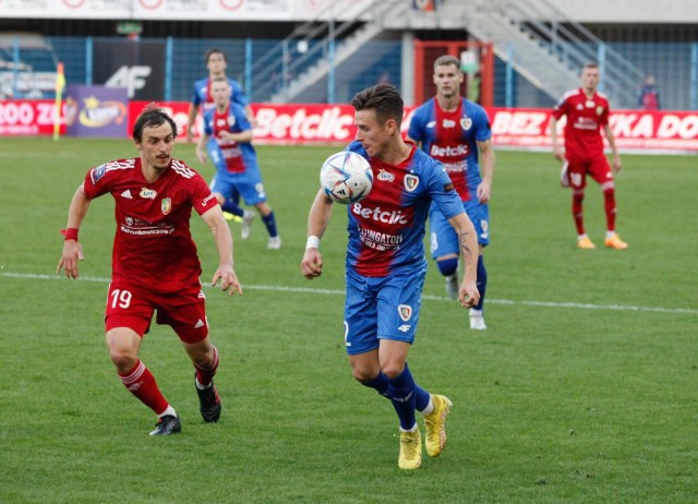 Miedź Legnica w meczu z Piastem Gliwice miała dogodne okazje, ale ostatecznie przegrała 1:2. Prezentujemy oceny, jakie redakcja Gazety Wrocławskiej wystawiła poszczególnym zawodnikom „Miedzianki” w skali 1-10.