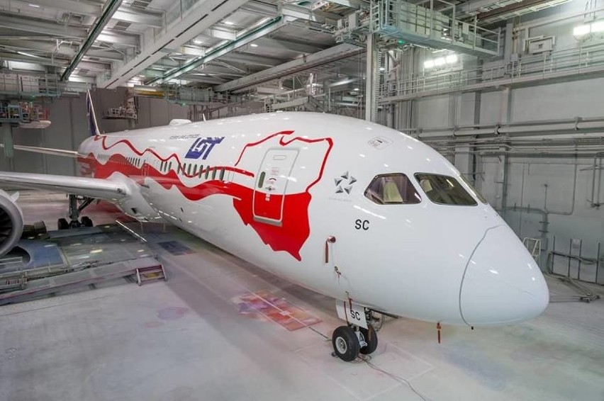 Dreamliner w biało-czerwonych barwach. LOT uczci stulecie odzyskania przez Polskę niepodległości [ZDJĘCIA]