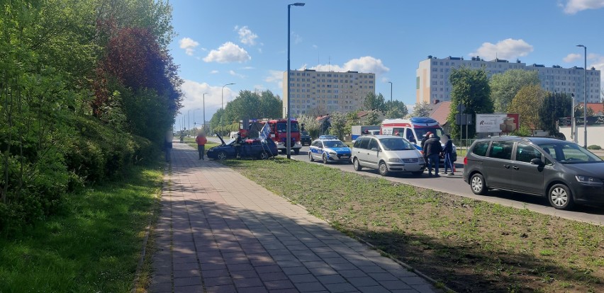 Wypadek na ulicy Władysława IV w Koszalinie. Kierowca zasłabł i uderzył w znak [ZDJĘCIA]
