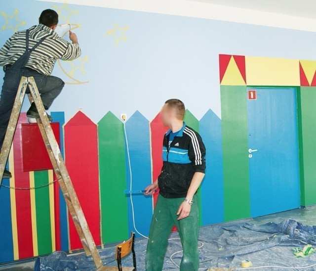 Kolorowe ściany szkolnego korytarza, to zasługa osadzonych, którzy korzystając z tego, że są ferie remontują pomieszczenie. 