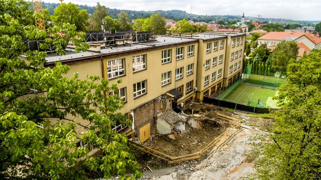 Rozpoczęła się pilna rozbudowa SP 3 w Wieliczce. Nowa część szkoły powstanie od strony północnej (od ul. Sienkiewicza). Wartość inwestycji wyniesie ok. 5,5 mln zł