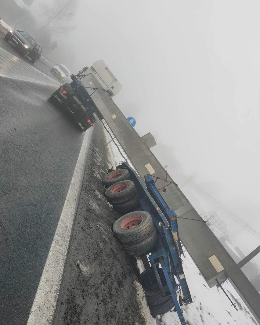 Wypadek na drodze krajowej 94. Pojazd ciężarowy z dużym ładunkiem wpadł do rowu. Są duże utrudnienia w ruchu