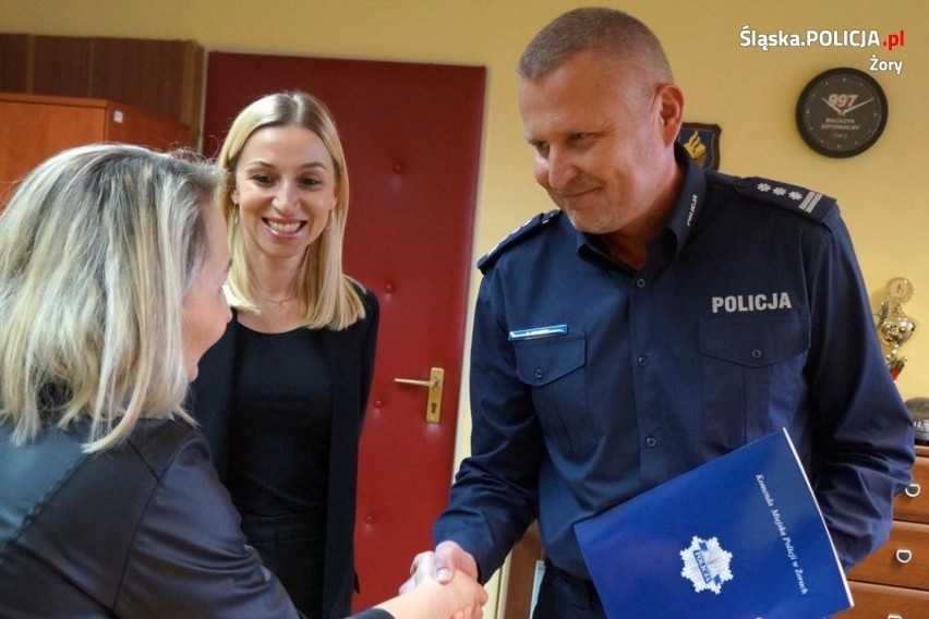Żorzanka znalazła torebkę z 4 tys zł. Oddała ją policji. Komendant podziękował osobiście ZDJĘCIA