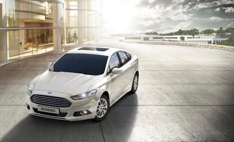 Ford Mondeo Mk V Hybrid sedan