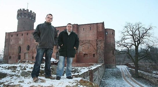 Ariel Stawski, pomysłodawca licytacji i Przemysław Krzyżanowski (z prawej), zarządzający zamkiem liczą, że aukcja przyniesie co najmniej 3 tys. zł