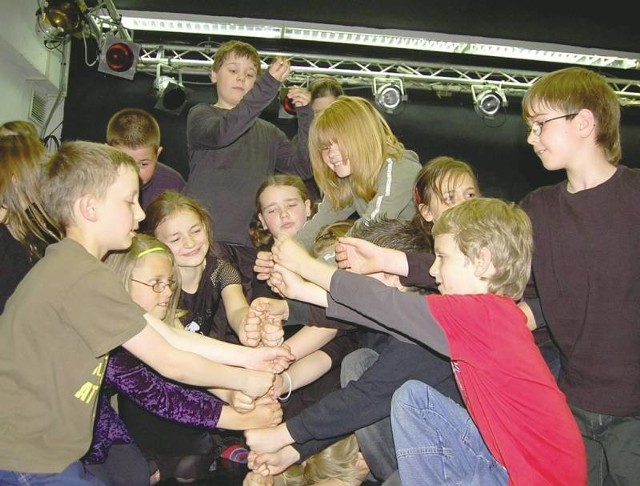 Uczniowie klas trzecich ze szkół podstawowych z Polski i Niemiec podczas inscenizacji opowieści o wieży Babel.