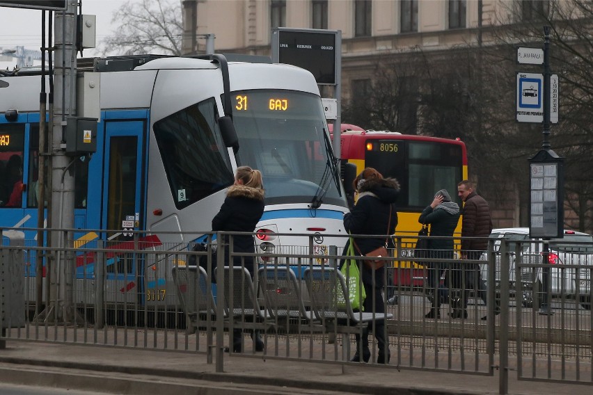 Pasażerowie komunikacji miejskiej zwykle narzekają na...