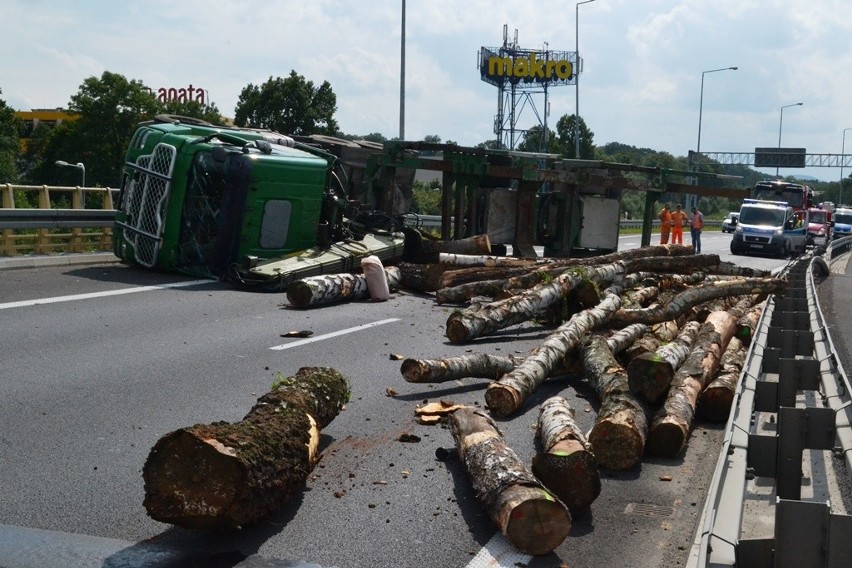 Wypadek tira na S52. Droga z Cieszyna na Bielsko-Białą zablokowana [ZDJĘCIA]