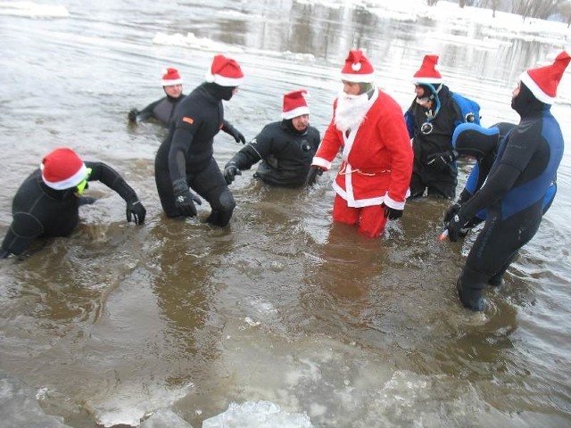 Mikołajowie szykują się do niedzielnej imprezy. W tym roku to już piąty spływ Św. Mikołajów