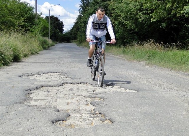 Drogowcy nie łatają końcowego odcinka ulicy Osiowej, ponieważ będzie tam budowany kanał deszczowy. Po zakończeniu robót nowy asfalt pojawi się na całej szerokości jezdni.