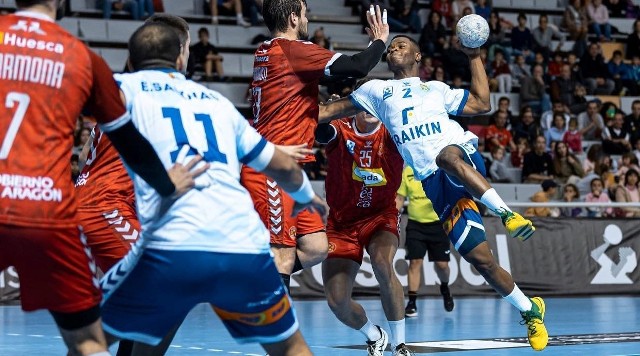 Wypożyczony z Łomży Industrii Kielce Faruk Yusuf (na zdjęciu z piłką) był najlepszym strzelcem meczu Ligi Europejskiej piłkarzy ręcznych Skjern Handball - CB Granollers.