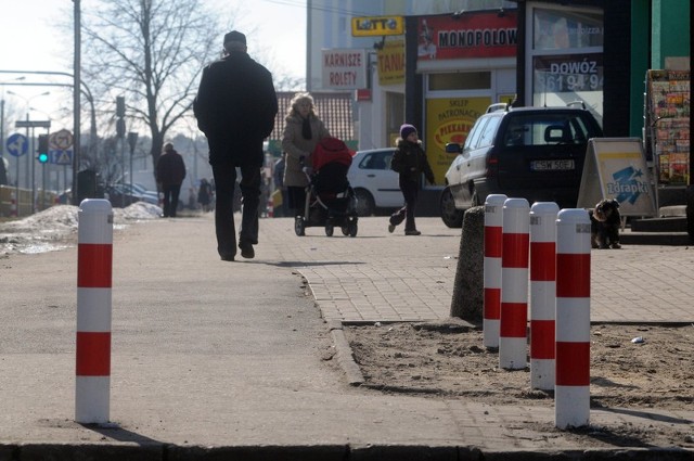 Słupki zamykające wjazd na chodnik pojawiły się przy Planu 6-letniego ponad miesiąc temu