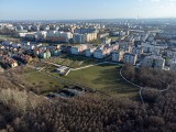 Kraków. Słynny park Reduta z "lasem koszy na śmieci". Dobry na spacer, choć kawiarnia nie działa. Zobaczcie go z drona